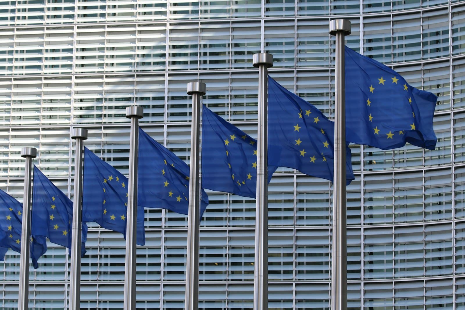 EU-Flaggen vor dem Berlaymont-Gebäude in Brüssel