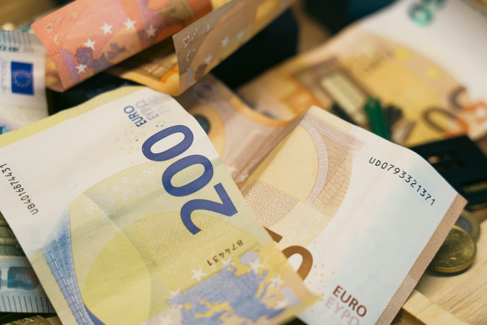 Euro-Banknoten und Münzen