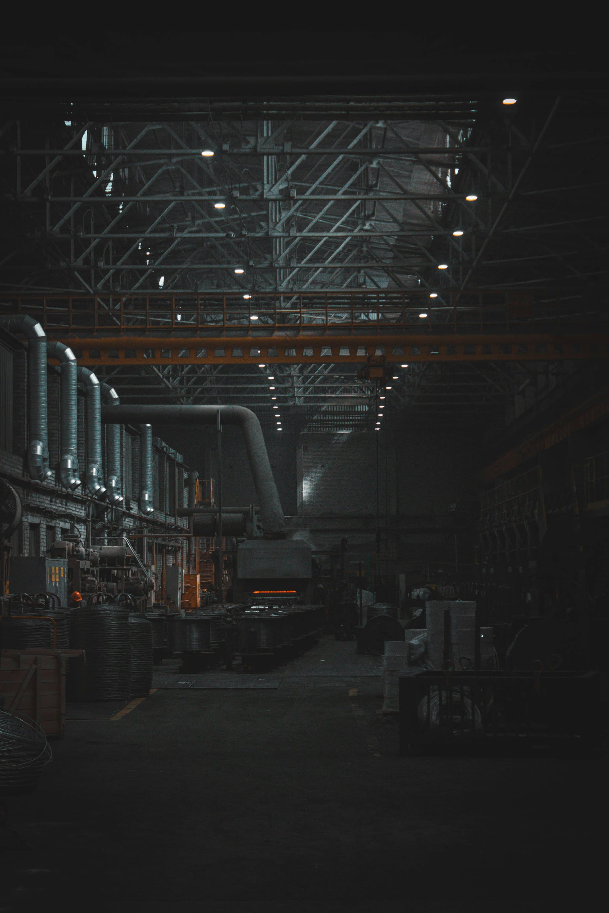 Dunkle Industriehalle