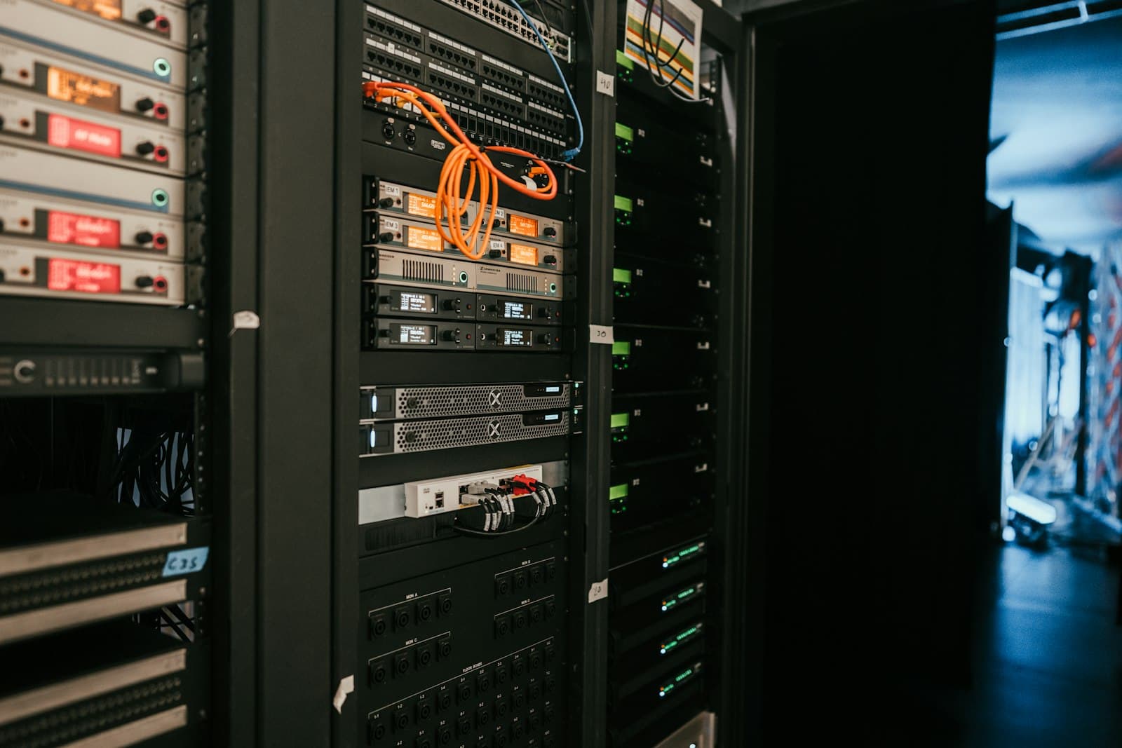Serverrack mit Netzwerkkabeln
