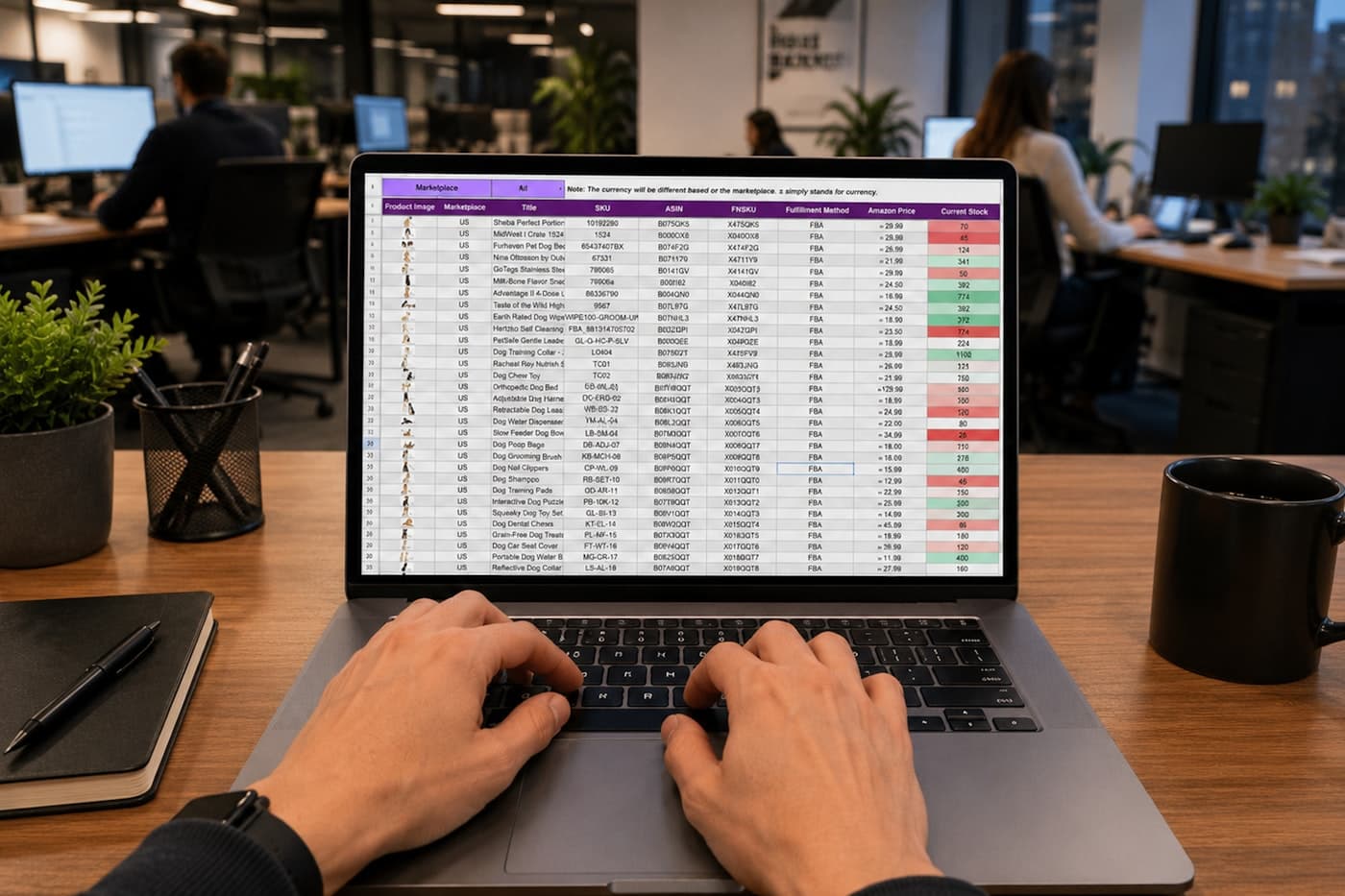 Person tippt an einem Laptop, auf dem eine umfangreiche Datentabelle geöffnet ist