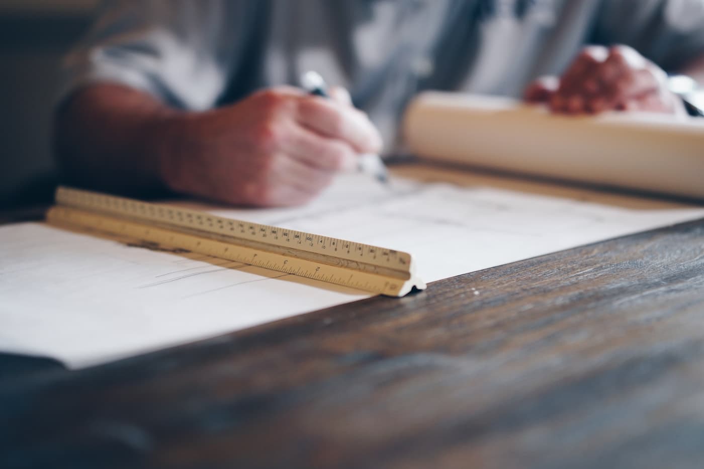 Technische Zeichnung auf einem Werktisch, daneben Lineal und Bleistift